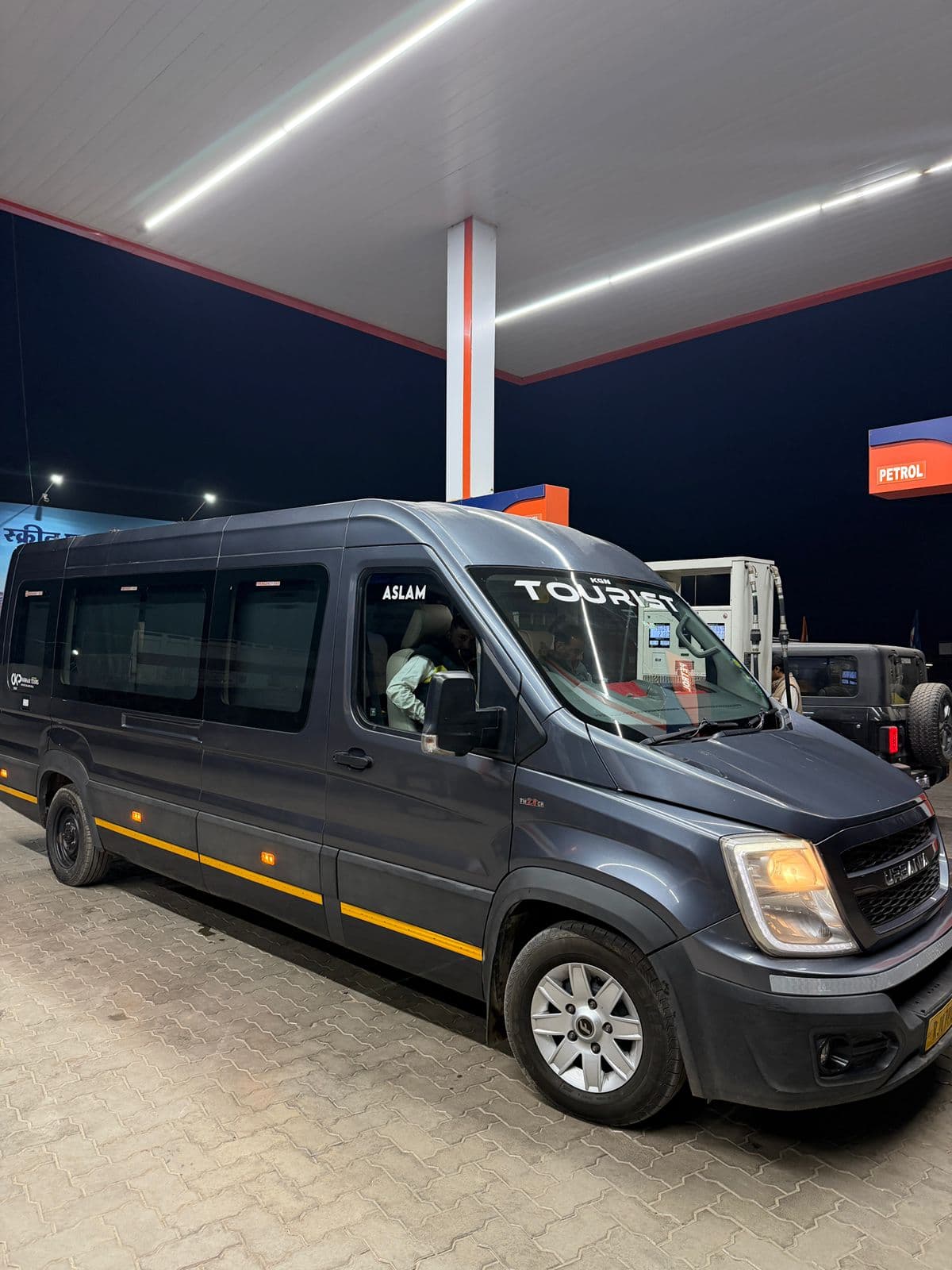 Force Urbania 17-Seater exterior